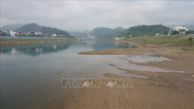 Trong ảnh: Lòng sông đà phía hạ lưu thuỷ điện Hoà Bình cạn trơ đáy. Ảnh: Trọng Đạt - TTXVN