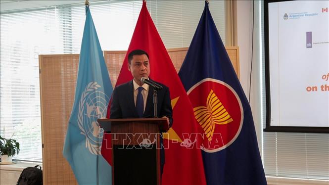 Ambassador Dang Hoang Giang speaks at the annual meeting with he Group of Friends of UNCLOS VNA Photo: Thanh Tuấn 