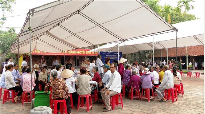 Các y, bác sỹ khám bệnh, tư vấn cho người dân xã Gia Thắng, Gia Tiến, huyện Gia Viễn, tỉnh Ninh Bình. Ảnh: Thùy Dung - TTXVN