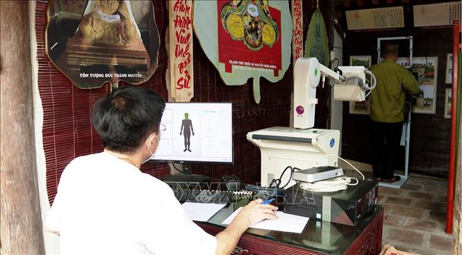 Các y, bác sỹ khám bệnh, tư vấn cho người dân xã Gia Thắng, Gia Tiến, huyện Gia Viễn, tỉnh Ninh Bình. Ảnh: Thùy Dung - TTXVN