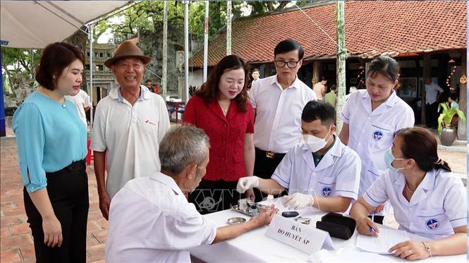 Các y, bác sỹ khám bệnh, tư vấn cho người dân xã Gia Thắng, Gia Tiến, huyện Gia Viễn, tỉnh Ninh Bình. Ảnh: Thùy Dung - TTXVN