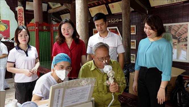 Các y, bác sỹ khám bệnh, tư vấn cho người dân xã Gia Thắng, Gia Tiến, huyện Gia Viễn, tỉnh Ninh Bình. Ảnh: Thùy Dung - TTXVN