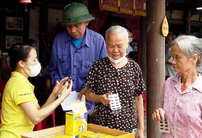 Cấp phát thuốc miễn phí cho người dân xã Gia Thắng, Gia Tiến, huyện Gia Viễn, tỉnh Ninh Bình. Ảnh: Thùy Dung - TTXVN