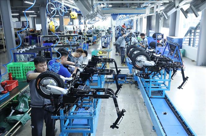 Trong ảnh: Dây chuyền lắp ráp Xe máy điện Roma Life tại Công ty TNHH một thành viên xe điện DK Việt Nhật. Ảnh: Anh Tuấn – TTXVN 