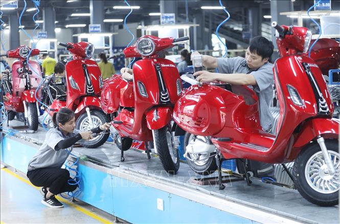 Trong ảnh: Dây chuyền lắp ráp Xe máy điện Roma Life tại Công ty TNHH một thành viên xe điện DK Việt Nhật. Ảnh: Anh Tuấn – TTXVN 