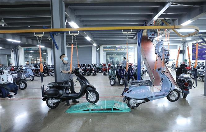 Trong ảnh: Dây chuyền lắp ráp Xe máy điện Roma Life tại Công ty TNHH một thành viên xe điện DK Việt Nhật. Ảnh: Anh Tuấn – TTXVN 