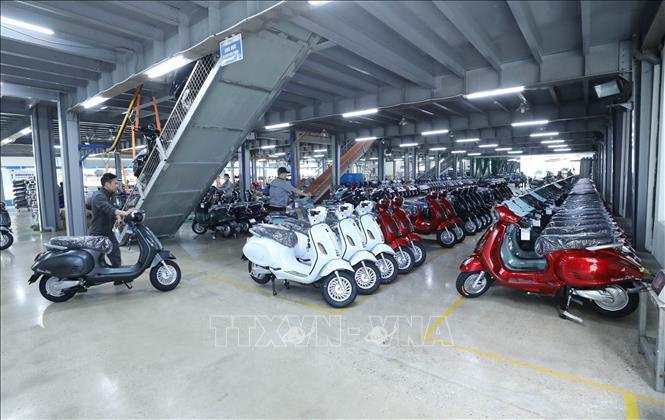 Trong ảnh: Dây chuyền lắp ráp Xe máy điện Roma Life tại Công ty TNHH một thành viên xe điện DK Việt Nhật. Ảnh: Anh Tuấn – TTXVN 