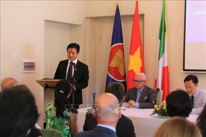 Dr. Nguyen Hung Son, Vice President of the Diplomatic Academy of Vietnam speaks at the seminar. VNA Photo