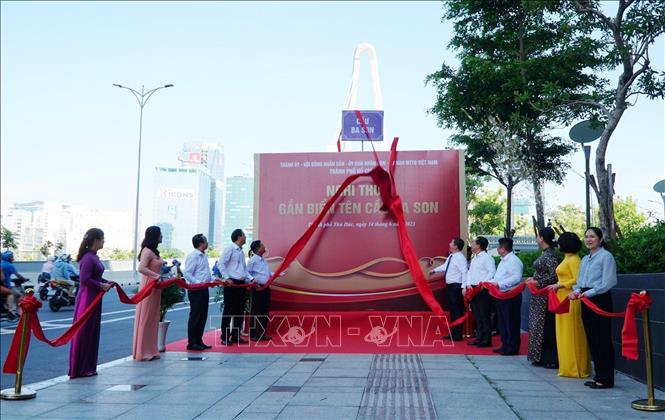 Trong ảnh: Các đại biểu thực hiện nghi thức gắn biển tên cầu Ba Son. Ảnh: Thu Hương - TTXVN