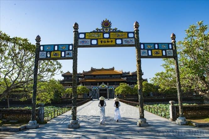 Thơ văn trên kiến trúc tại Đại Nội với chất liệu pháp lam (men), những bài thơ được trang trí ở các ô học trên mái của điện Thái Hòa theo lối nhất thi nhất họa. Ảnh: Minh Đức - TTXVN