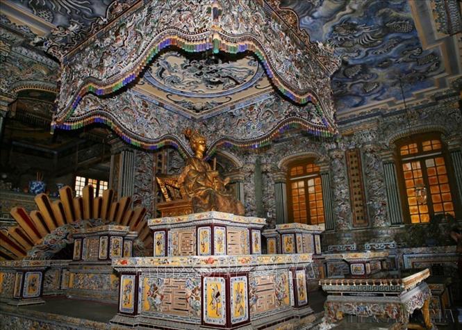 Lăng Khải Ðịnh là một công trình có giá trị nghệ thuật và kiến trúc độc đáo, làm phong phú và đa dạng thêm quần thể lăng tẩm ở Huế. Trong ảnh: Bửu tán, Tượng nhà Vua ở trên và mộ phần ở dưới trong cung Thiên Định. Ảnh: Hồ Cầu-TTXVN