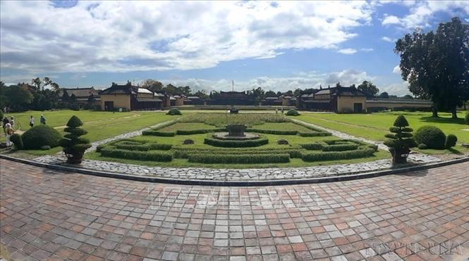 Đại Nội, trung tâm hành chính, chính trị của triều đình nhà Nguyễn, là nơi sinh hoạt của nhà vua và hoàng gia, với hơn 100 công trình lớn nhỏ, được sắp đặt hài hòa giữa thiên nhiên. Trong ảnh: Vườn cảnh trước Điện Kiến Trung trong Đại Nội Huế (2015). Ảnh: Hồ Cầu - TTXVN