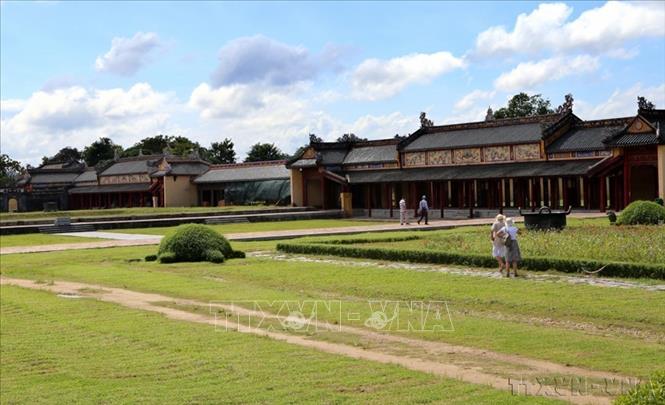 Đại Nội, trung tâm hành chính, chính trị của triều đình nhà Nguyễn, là nơi sinh hoạt của nhà vua và hoàng gia, với hơn 100 công trình lớn nhỏ, được sắp đặt hài hòa giữa thiên nhiên. Trong ảnh: Trường lang trong Đại Nội Huế (2015). Ảnh: Hồ Cầu - TTXVN