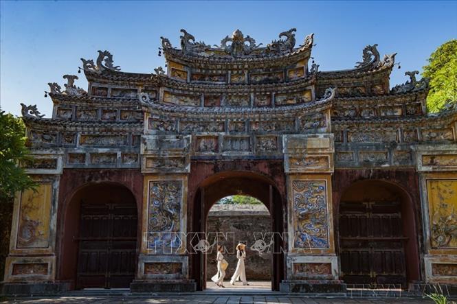 Quần thể di tích Cố đô Huế di sản văn hóa chứa đựng nhiều giá trị biểu trưng cho trí tuệ và tâm hồn của dân tộc Việt Nam. Trong ảnh: Miếu môn, cổng vào các khu vực miếu thờ trong Đại nội nằm bên trái Ngọ môn. Ảnh: Minh Đức – TTXVN