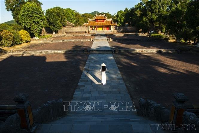 Lăng Minh Mạng uy nghi bình chỉnh đăng đối giữa rừng núi hồ ao được tôn tạo khéo léo, hẳn có thể thấy được hùng tâm đại chí của một chính trị gia có tài và tính cách trang nghiêm của một nhà thơ quy củ. Ảnh: Minh Đức - TTXVN