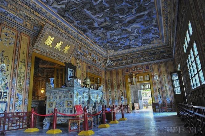 Quần thể di tích Cố đô Huế di sản văn hóa chứa đựng nhiều giá trị biểu trưng cho trí tuệ và tâm hồn của dân tộc Việt Nam. Trong ảnh: Án thờ Vua Khải Định với nghệ thuật ghép sành sứ vô cùng đẹp và độc đáo. Ảnh: Minh Đức – TTXVN
