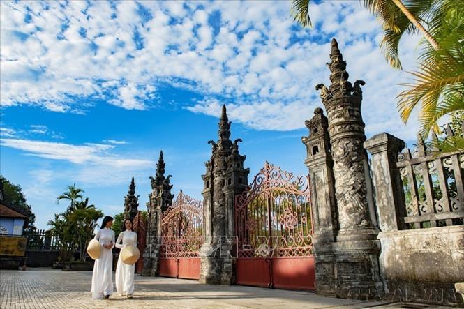 Kiến trúc lăng Khải Định được người đời sau thường đặt ra ngoài dòng kiến trúc truyền thống thời Nguyễn bởi sự pha trộn kiến trúc Đông Tây Kim Cổ lạ thường, với các tác phẩm nghệ thuật ghép tranh sành sứ độc đáo. Ảnh: Minh Đức – TTXVN
