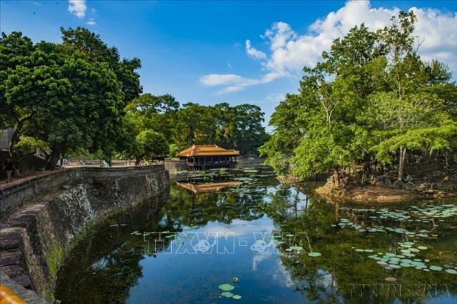 Lăng Tự Đức thơ mộng trữ tình được tạo nên chủ yếu bằng sự tinh tế của con người, phong cảnh nơi đây gợi cho du khách hình ảnh của một tao nhân mang nặng nỗi niềm trắc ẩn bởi tâm huyết của một nhà vua không thực hiện được qua tính cách yếu ớt của một nhà thơ. Ảnh: Minh Đức - TTXVN


