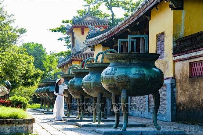 Cửu Đỉnh của nhà Nguyễn là chín cái đỉnh bằng đồng, đặt ở trước sân Thế miếu trong Hoàng thành Huế. Trên mỗi đỉnh, người ta đều chạm khắc 17 bức họa tiết và 1 bức họa thư, gồm các chủ đề về vũ trụ, núi sông, chim thú, sản vật, vũ khí...tập hợp thành bức tranh toàn cảnh của đất nước Việt Nam thống nhất thời nhà Nguyễn. Ảnh: Minh Đức – TTXVN


