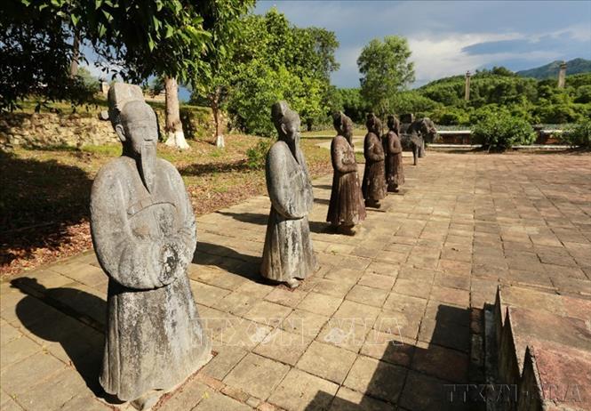 Lăng Gia Long là một bức tranh tuyệt vời giữa thiên nhiên và kiến trúc đã tạo nên nét hùng vĩ hoành tráng của cảnh quan Quần thể di tích Cố đô Huế.Trong ảnh: Các vị quan bằng đá trước sân tế đình lăng vua Gia Long. Ảnh: Hồ Cầu - TTXVN
