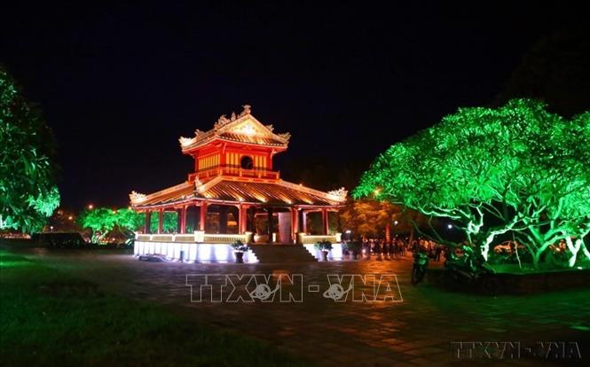 Đại Nội Huế lung linh trong đêm nhờ hiệu ứng ánh sáng nghệ thuật. Ảnh: Hồ Cầu-TTXVN