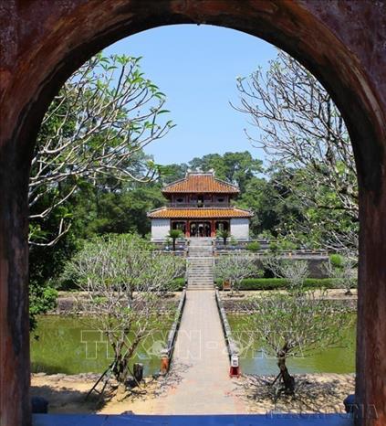 Minh Lâu (Lăng Minh Mạng) nhìn từ hướng Hoàng Trạch Môn. Ảnh: Hồ Cầu- TTXVN