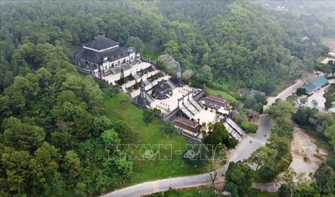 Lăng Khải Định là đỉnh cao của nghệ thuật tạo hình sành sứ và thủy tinh, đây thực sự là một công trình có giá trị nghệ thuật và kiến trúc trong tất cả các lăng tẩm ở Huế. Ảnh: Hồ Cầu – TTXVN