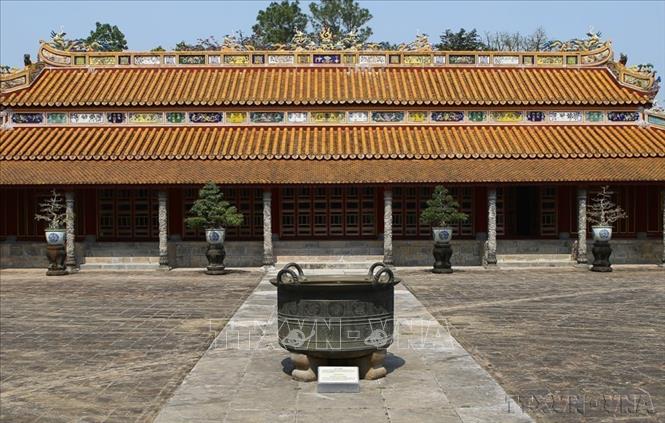 Vạc đồng nhà Nguyễn đặt tại lăng Đồng Khánh. Những chiếc vạc đồng được lưu giữ là các tác phẩm nghệ thuật quí hiếm, thể hiện thành tựu và giá trị mỹ thuật đồ đồng độc đáo dưới thời chúa Nguyễn. Ảnh: Hồ Cầu-TTXVN