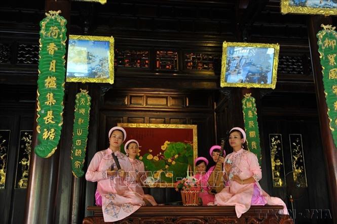 Nhã nhạc cung đình Huế là thể loại nhạc của cung đình thời phong kiến, được biểu diễn vào các dịp lễ hội (vua đăng quang, băng hà, các lễ hội tôn nghiêm khác) trong năm của các triều đại nhà Nguyễn của Việt Nam. Nhã nhạc cung đình Huế đã được UNESCO công nhận là Kiệt tác truyền khẩu và phi vật thể nhân loại vào năm 2003. Ảnh: Minh Đức - TTXVN