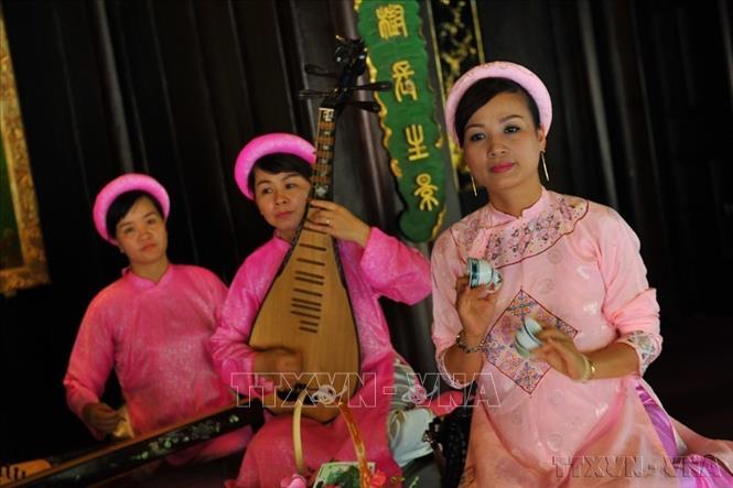 Trong hệ thống Nhã nhạc cung đình Huế còn có tiết mục hoà tấu các nhạc khí thuộc bộ dây kết hợp với bộ gõ. Ảnh: Minh Đức - TTXVN