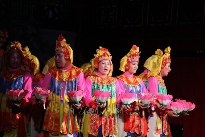 Nhạc cung đình Việt Nam - Nhã nhạc triều Nguyễn, được Tổ chức Giáo dục, Khoa học và Văn hóa Liên Hiệp Quốc (UNESCO) chính thức công nhận là “Kiệt tác di sản phi vật thể và truyền khẩu của nhân loại” vào tháng 11/2003. Trong ảnh: Múa 