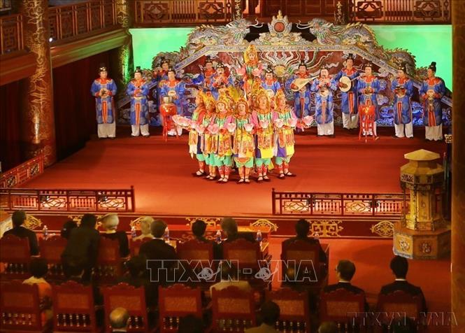 Nhà vua Nhật Bản Akihito và Hoàng hậu Michiko nghe Nhã nhạc cung đình Huế tại Nhà hát Duyệt Thị Đường. Ảnh: Hồ Cầu-TTXVN