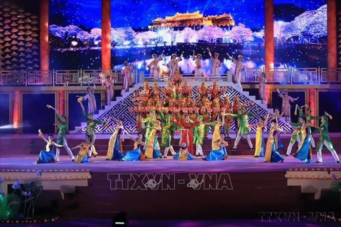 Biểu diễn nhã nhạc cung đình Huế tại lễ bế mạc Festival Huế 2018. Ảnh: Hoàng Hùng – TTXVN