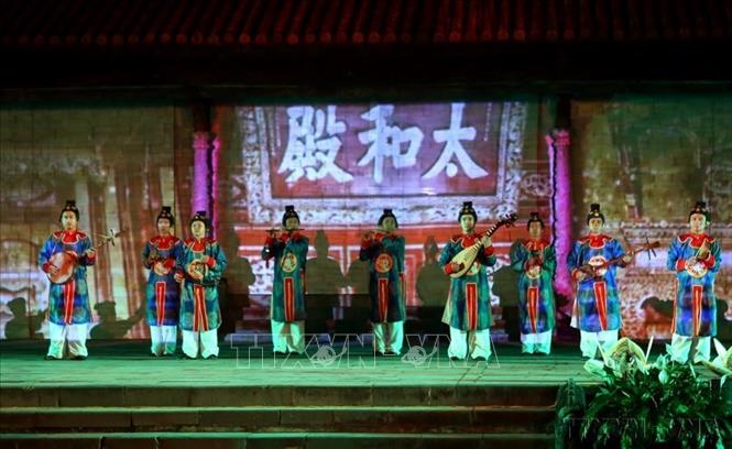 Biểu diễn nhã nhạc cung đình Huế trong Chương trình “Đêm Hoàng Cung”. Ảnh: Hồ Cầu-TTXVN

