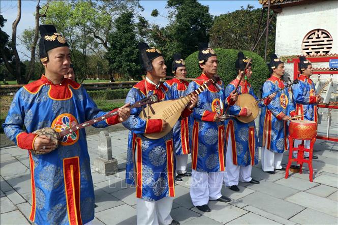 Nhạc cung đình Việt Nam - Nhã nhạc triều Nguyễn, được Tổ chức Giáo dục, Khoa học và Văn hóa Liên Hiệp Quốc (UNESCO) chính thức công nhận là “Kiệt tác di sản phi vật thể và truyền khẩu của nhân loại” vào tháng 11/2003. Trong ảnh: Biểu diễn nhã nhạc cung đình Huế tại sân điện Thái Hòa. Ảnh: Đỗ Trưởng - TTXVN
