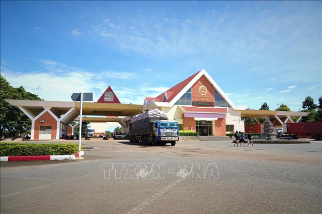 Trong ảnh: Hàng hóa thông quan qua Cửa khẩu quốc tế Xa Mát. Ảnh: Minh Phú – TTXVN