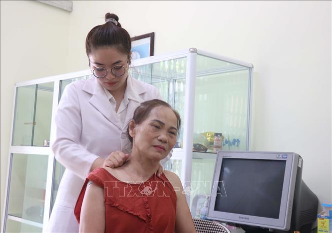 Các bác sĩ tại Hội Đông y tỉnh Hưng Yên xoa bóp, bấm huyệt cho người bệnh. Ảnh: Đinh Văn Nhiều-TTXVN