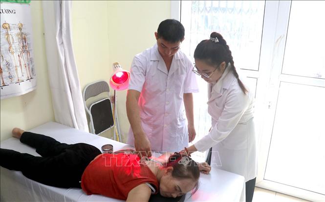 Các bác sĩ tại Hội Đông y tỉnh Hưng Yên châm cứu cho người bệnh. Ảnh: Đinh Văn Nhiều-TTXVN