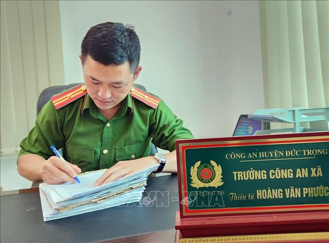 Thiếu tá Hoàng Văn Phước, Trưởng Công an xã Hiệp Thạnh (huyện Đức Trọng, tỉnh Lâm Đồng). Ảnh: TTXVN phát