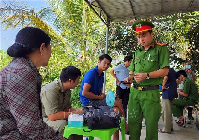 Thiếu tá Hoàng Trung Kiên, Trưởng Công an thị trấn Mađaguôi (huyện Đạ Huoai, tỉnh Lâm Đồng) đươc biểu dương với mô hình “Tổ thăm gặp, vận động, giúp đỡ, cảm hóa, giáo dục, giúp đỡ người tái hòa nhập cộng đồng”. Ảnh: TTXVN phát