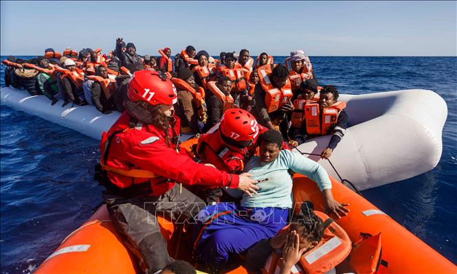 Người di cư được lực lượng bảo vệ bờ biển cứu tại khu vực ngoài khơi  Libya ngày 9/2/2020. Ảnh: AFP/TTXVN