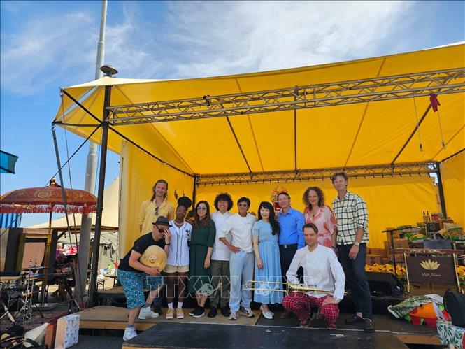 Các diễn viên Nhà hát Veenfabrik chụp ảnh lưu niệm với Đại sứ Việt Nam tại Hà Lan, Phạm Việt Anh và phu nhân. Ảnh: TTXVN phát