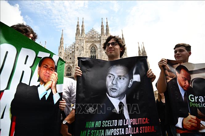Mang ảnh cố Thủ tướng Silvio Berlusconi bên ngoài nhà thờ nơi tổ chức lễ quốc tang ở Rome, Italy, ngày 14/6/2023. Ảnh: AFP/TTXVN