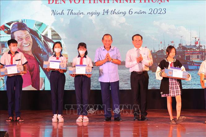 Trong ảnh: Nguyên Ủy viên Bộ Chính trị, nguyên Phó Thủ tướng Thường trực Chính phủ Trương Hòa Bình cùng đại diện Ban tổ chức tặng học bổng cho các em học sinh trong Chương trình “Cùng ngư dân thắp sáng đèn trên biển”. Ảnh: Nguyễn Thành – TTXVN