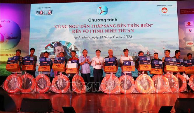 Trong ảnh: Ban Tổ chức tặng quà cho ngư dân trong Chương trình “Cùng ngư dân thắp sáng đèn trên biển”. Ảnh: Nguyễn Thành – TTXVN