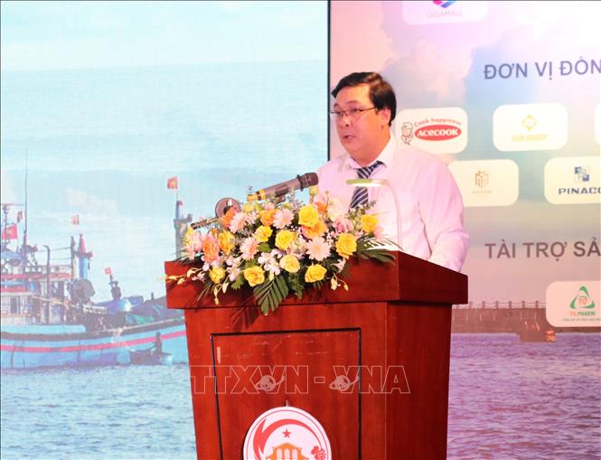 Trong ảnh: Ông Nguyễn Thái Bình, Phó Tổng Biên tập Báo Pháp Luật Thành phố Hồ Chí Minh, Trưởng Ban tổ chức phát biểu tại Chương trình “Cùng ngư dân thắp sáng đèn trên biển”. Ảnh: Nguyễn Thành – TTXVN