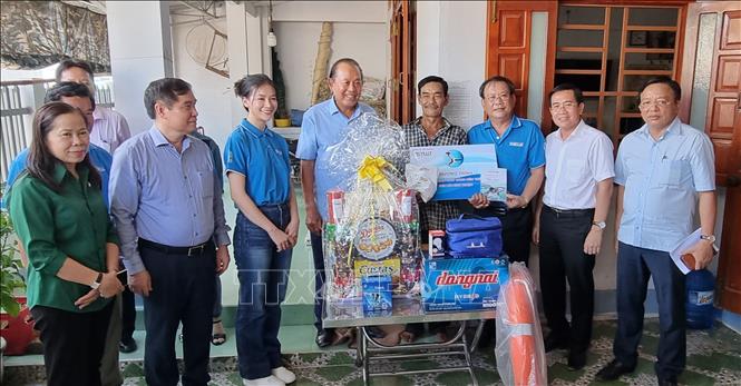 Trong ảnh: Nguyên Ủy viên Bộ Chính trị, nguyên Phó Thủ tướng Thường trực Chính phủ Trương Hòa Bình cùng Ban tổ chức tặng tặng quà cho bà con ngư dân phường Đông Hải, thành phố Phan Rang – Tháp Chàm. Ảnh: Nguyễn Thành – TTXVN