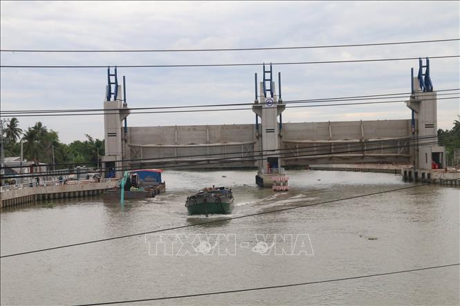 Cống Phú Phong trong giai đoạn hoàn thiện. Ảnh: Minh Trí – TTXVN