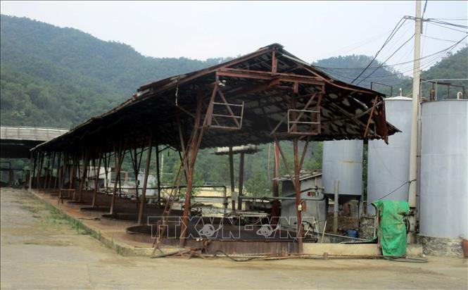 Cơ sở sản xuất chế biến lâm sản sản Phú Thành tại huyện miền núi Bá Thước nằm ven bờ sông Mã bị ngưng hoạt động do vi phạm quy định bảo vệ môi trường. Ảnh: Nguyễn Nam-TTXVN
