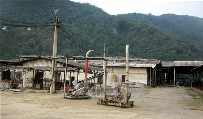 Cơ sở sản xuất chế biến lâm sản sản Phú Thành tại huyện miền núi Bá Thước nằm ven bờ sông Mã bị ngưng hoạt động do vi phạm quy định bảo vệ môi trường. Ảnh: Nguyễn Nam-TTXVN